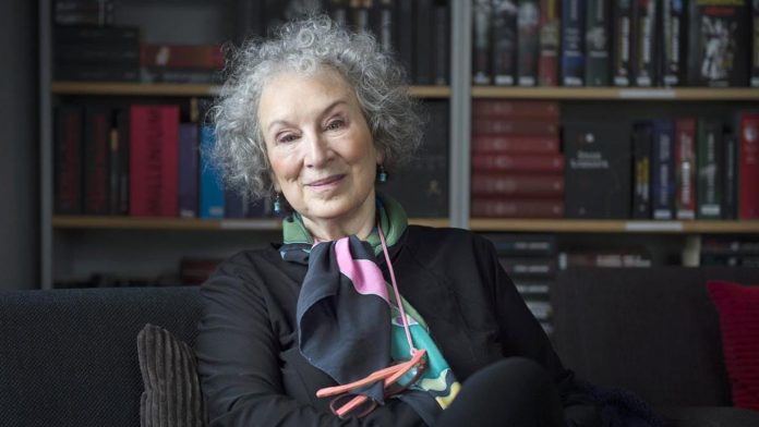 Livro “O Conto de Aia” de Margareth Atwood é “escondido” em 11 cidades brasileiras